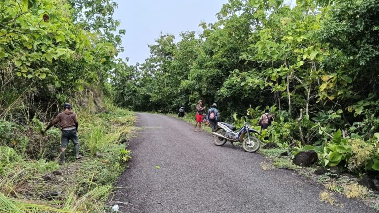 Gotong Royong Jalan Kajuara