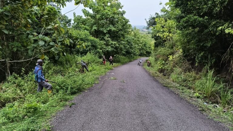 Gotong Royong Jalan Kajuara