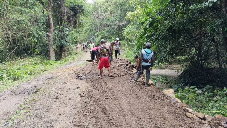 Gotong Royong Jalan Kajuara