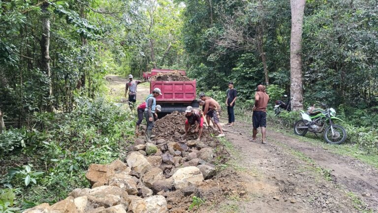 Gotong Royong Jalan Kajuara