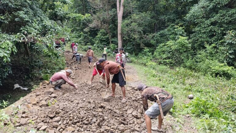 Gotong Royong Jalan Kajuara