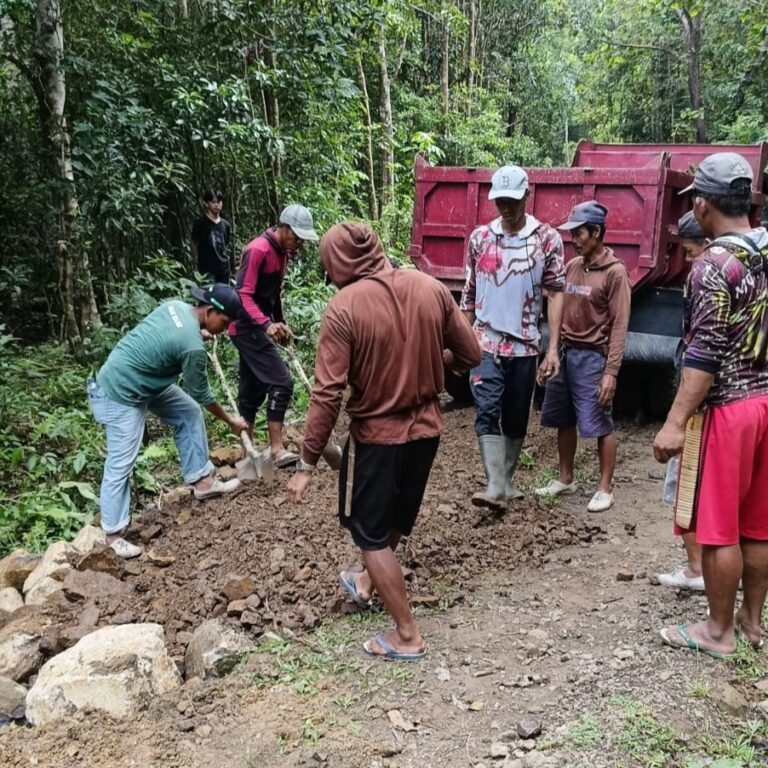 Gotong Royong Jalan Kajuara